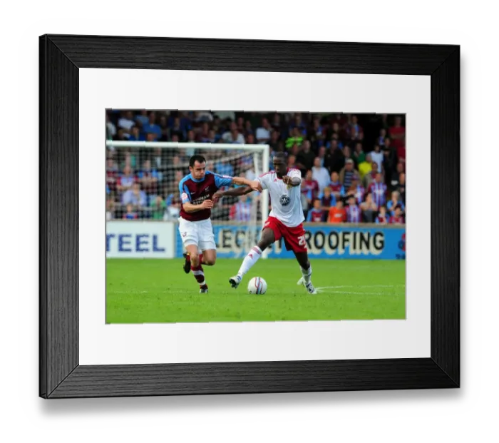 Framed Print : Bristol City's Kalifa Cisse vs. Chris Dagnall: Battle for the Ball in Scunthorpe United vs. Bristol City Championship Clash (September 11, 2010)