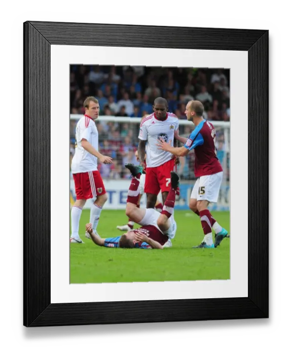 Framed Print : Clash between Elliott and O'Connor: Scunthorpe vs. Bristol City Championship Match, September 11, 2010 Framed Print : Clash between Elliott and O'Connor: Scunthorpe vs. Bristol City Championship Match, September 11, 2010