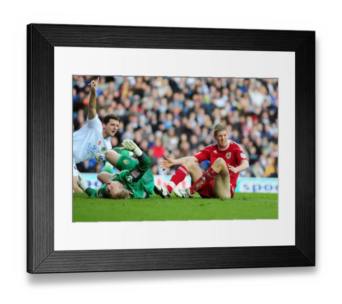 Framed Print : Bristol City's Jon Stead Defies Kasper Schmeichel: A Championship Showdown at Elland Road (Leeds United vs. Bristol City, 13 / 11 / 2010)