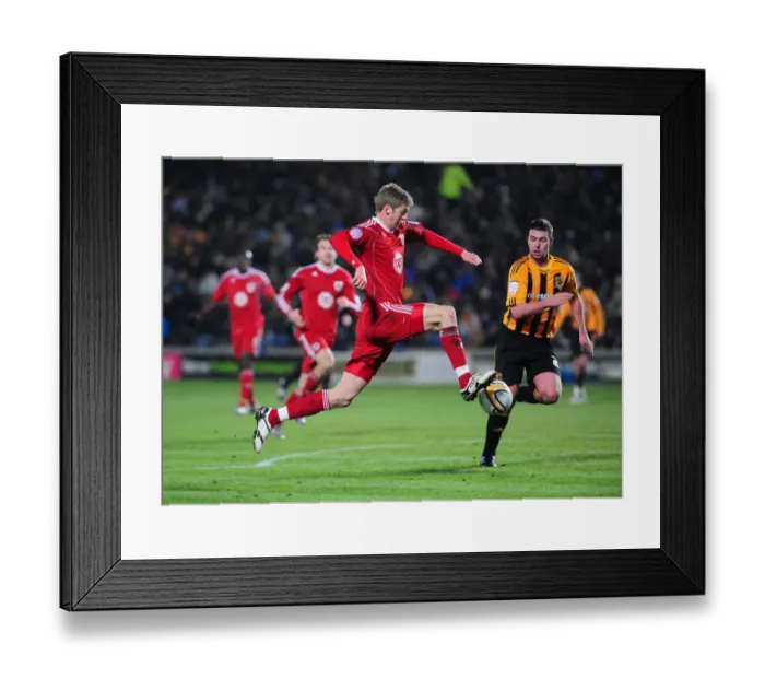 Framed Print : Jon Stead in Action: Hull City vs. Bristol City Championship Clash (18 / 12 / 2010) Framed Print : Jon Stead in Action: Hull City vs. Bristol City Championship Clash (18 / 12 / 2010)