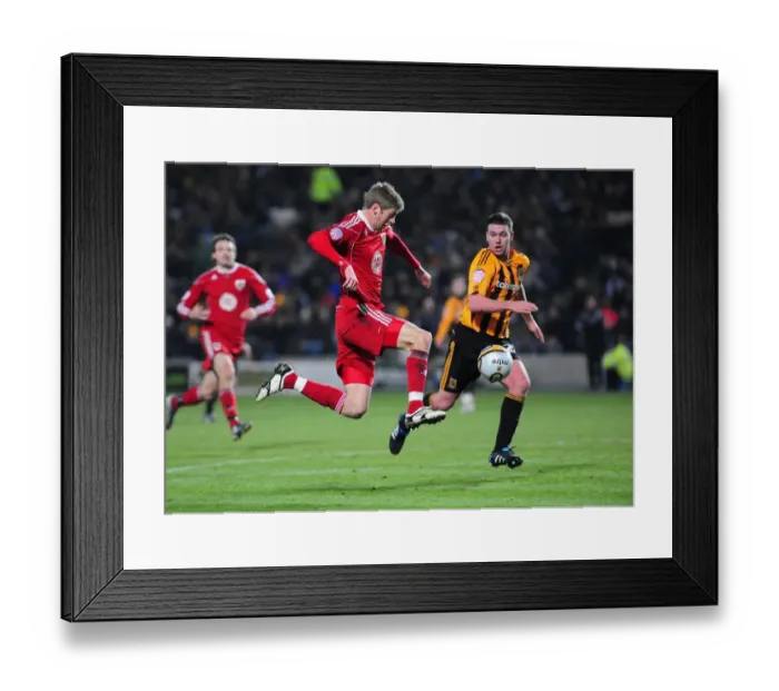 Framed Print : Jon Stead in Action: Championship Clash between Hull City and Bristol City (18 / 12 / 2010) Framed Print : Jon Stead in Action: Championship Clash between Hull City and Bristol City (18 / 12 / 2010)