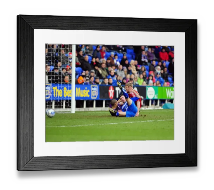 Framed Print : Jon Stead's Close Call: Reading vs. Bristol City, Championship Clash, 26 / 12 / 2010