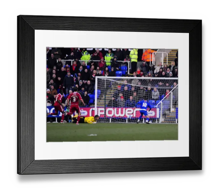 Framed Print : Noel Hunt Scores the Game-Winning Goal: Reading vs. Bristol City, Championship, 26 / 12 / 2010 Framed Print : Noel Hunt Scores the Game-Winning Goal: Reading vs. Bristol City, Championship, 26 / 12 / 2010