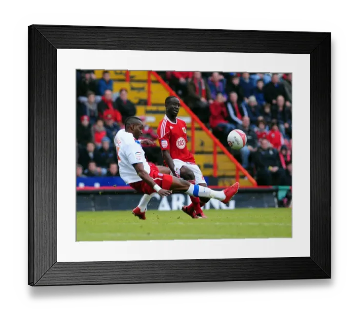 Framed Print : Bristol City's Albert Adomah Fouled by Crystal Palace's Claude Davis in Championship Match