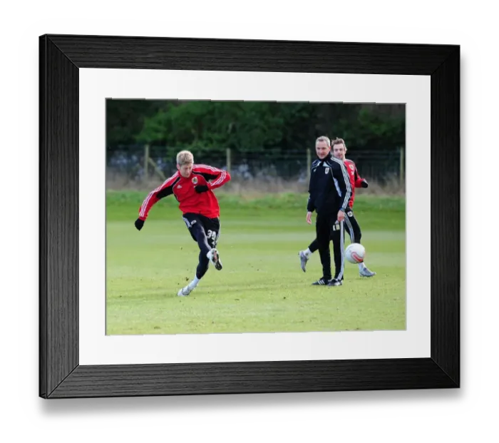 Framed Print : Bristol City First Team: Training Session, January 11, 2011 Framed Print : Bristol City First Team: Training Session, January 11, 2011