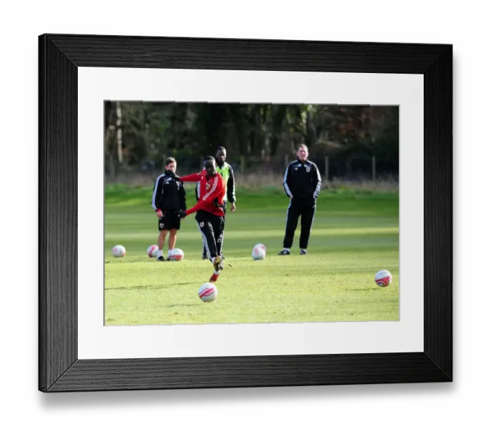 Framed Print : Bristol City First Team: Training Session - January 11, 2011 (Season 10-11) Framed Print : Bristol City First Team: Training Session - January 11, 2011 (Season 10-11)