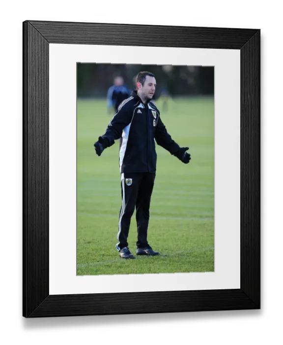 Framed Print : Bristol City First Team: Gearing Up for Season 10-11 - January Training Session (Training 11-1-01) Framed Print : Bristol City First Team: Gearing Up for Season 10-11 - January Training Session (Training 11-1-01)