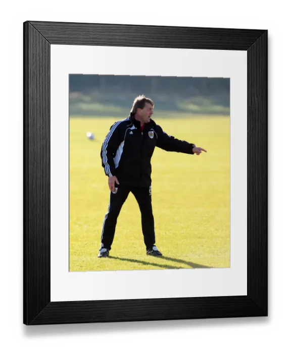 Framed Print : Bristol City First Team: January 2011 Training Session (Season 10-11) Framed Print : Bristol City First Team: January 2011 Training Session (Season 10-11)