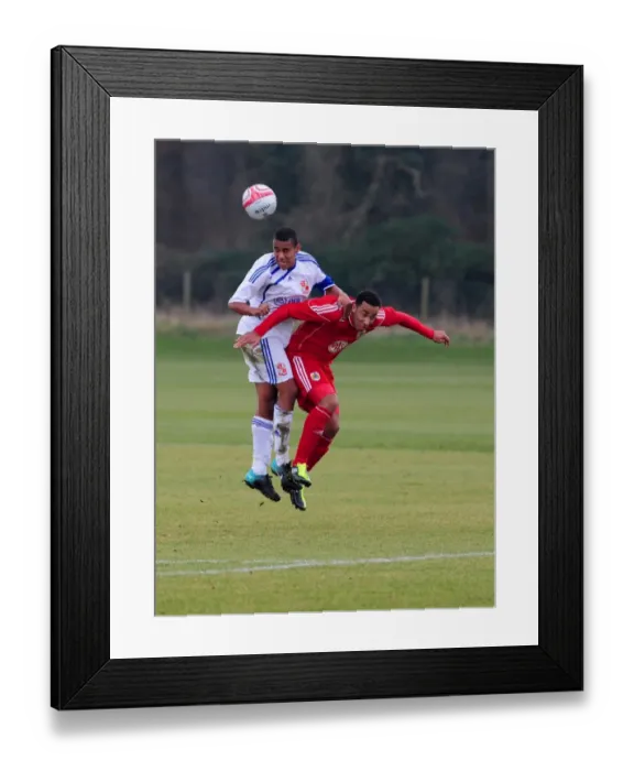 Framed Print : Bristol Citys Nicky Maynard battles for the high ball with the Swindon Defence Framed Print : Bristol Citys Nicky Maynard battles for the high ball with the Swindon Defence