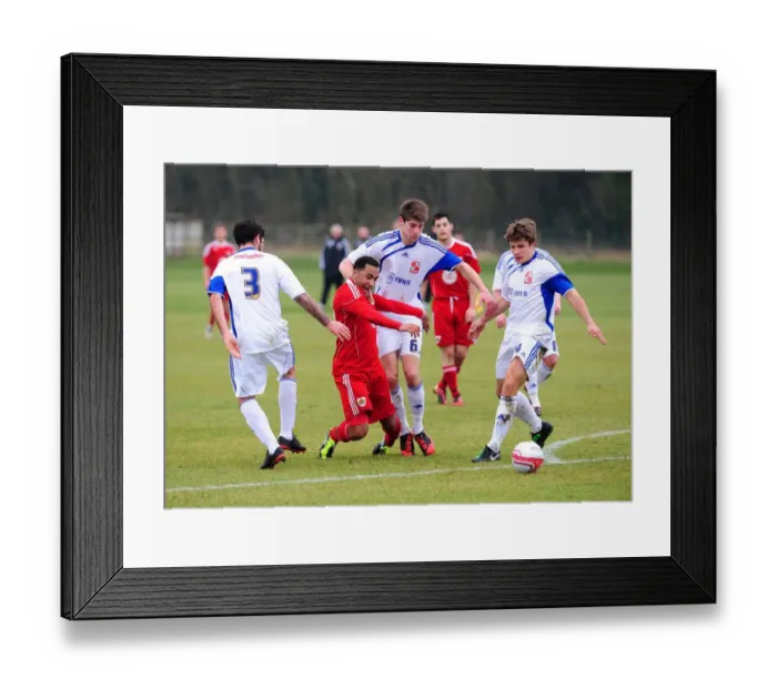 Framed Print : Nicky Maynard's Determined Battle for Possession Against Swindon Defense