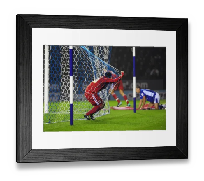 Framed Print : Nicky Maynard's Goal-Scoring Drama at Leicester City: A Championship Clash, 18th February 2011