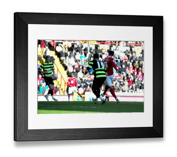Framed Print : Thrilling Goal: Nicky Maynard Scores for Bristol City against Scunthorpe United, Championship 2010 Framed Print : Thrilling Goal: Nicky Maynard Scores for Bristol City against Scunthorpe United, Championship 2010