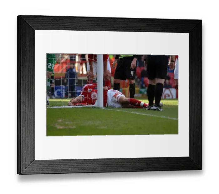 Framed Print : Bristol City vs Scunthorpe United: A Football Showdown - Season 10-11