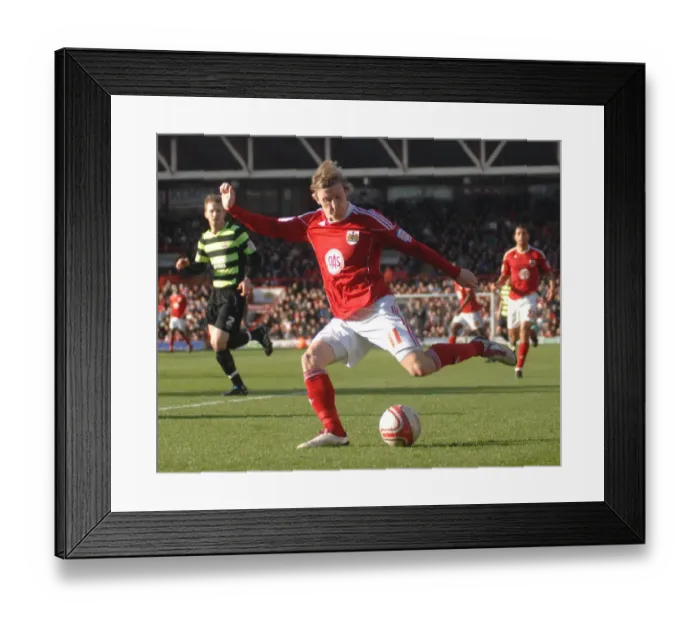 Framed Print : Bristol City vs Scunthorpe United: A Football Showdown - Season 10-11
