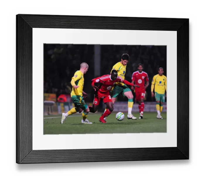 Framed Print : Determined Albert Adomah Pushes Past Norwich Defenders in Championship Clash