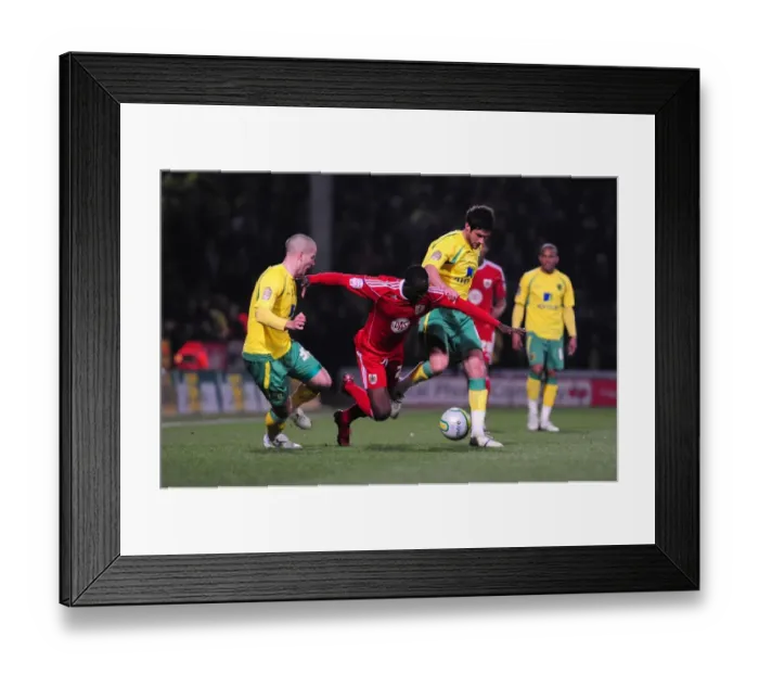 Framed Print : Determined Albert Adomah Breaks Through Norwich Defenders in Championship Clash