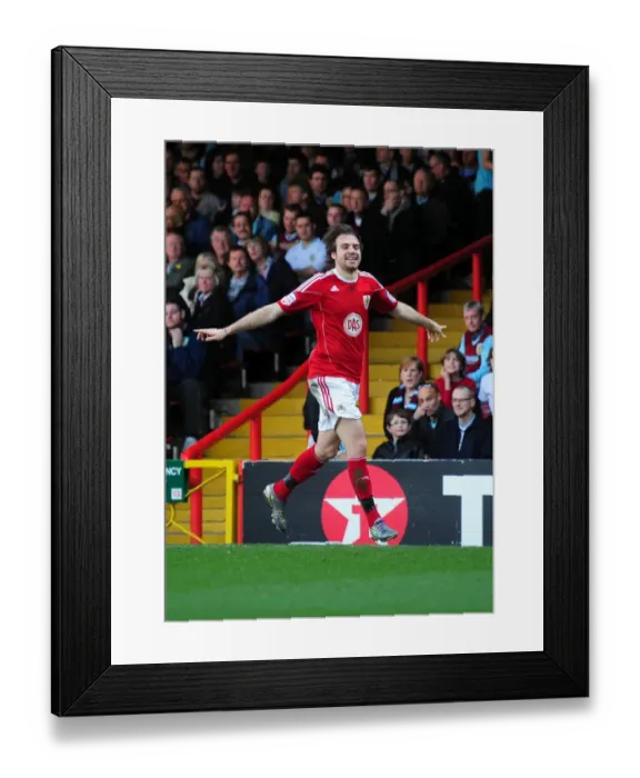 Framed Print : Brett Pitman Scores the Thrilling Opener: Championship Clash - Bristol City vs Burnley (19 / 03 / 2011)