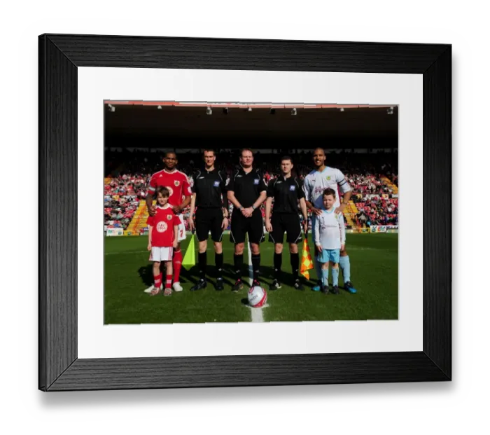 Framed Print : Bristol City vs Burnley, Championship Clash at Ashton Gate Stadium - 19 / 03 / 2011