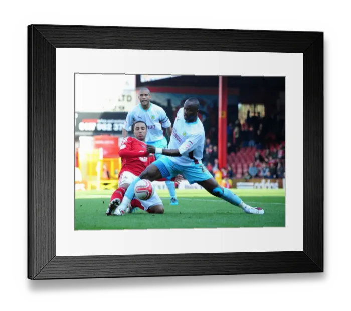 Framed Print : Bristol City vs Burnley: Nicky Maynard vs Andre Bikey Battle in the Championship (19-03-2011) Framed Print : Bristol City vs Burnley: Nicky Maynard vs Andre Bikey Battle in the Championship (19-03-2011)