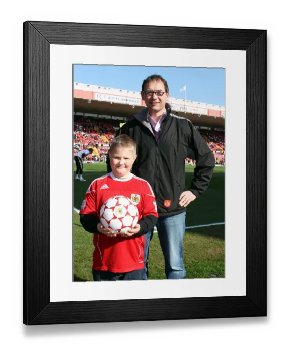 Framed Print : Bristol City vs Burnley: Season 10-11 - Football Match Framed Print : Bristol City vs Burnley: Season 10-11 - Football Match