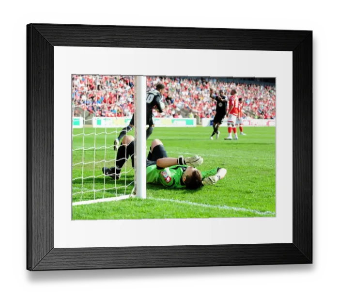 Framed Print : Nicky Maynard's Penalty Victory: Barnsley v Bristol City, 09 / 04 / 2011