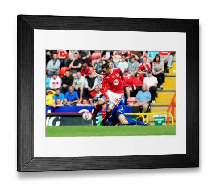 Framed Print : Bristol City vs Ipswich Town: Intense Battle Between Nicky Maynard and Gareth McAuley in the Championship Clash at Ashton Gate Stadium (16-04-2011)