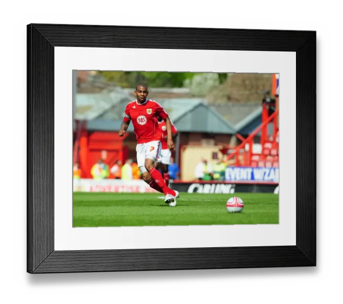 Framed Print : Marvin Elliott in Action: Bristol City vs Ipswich Town, Championship Match, Ashton Gate Stadium (16-04-2011)
