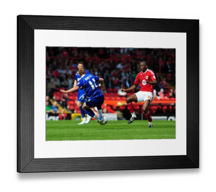 Framed Print : Bristol City vs Ipswich Town: Lee Martin's Straight Red Card Against Kalifa Cisse (16-04-2011) Framed Print : Bristol City vs Ipswich Town: Lee Martin's Straight Red Card Against Kalifa Cisse (16-04-2011)