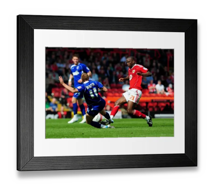 Framed Print : Bristol City vs Ipswich Town: Lee Martin's Red Card vs. Kalifa Cisse (Championship, 16-04-2011) Framed Print : Bristol City vs Ipswich Town: Lee Martin's Red Card vs. Kalifa Cisse (Championship, 16-04-2011)
