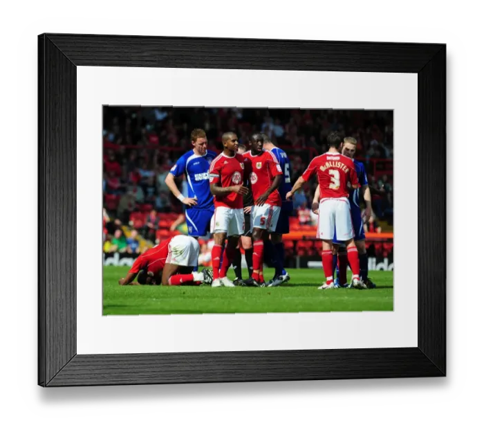 Framed Print : Bristol City vs Ipswich Town: Lee Martin's Red Card against Kalifa Cisse (Championship, April 16, 2011) Framed Print : Bristol City vs Ipswich Town: Lee Martin's Red Card against Kalifa Cisse (Championship, April 16, 2011)