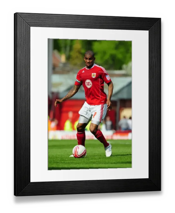 Framed Print : Marvin Elliott of Bristol City in Action Against Ipswich Town, Championship Match, April 16, 2011 - Ashton Gate Stadium