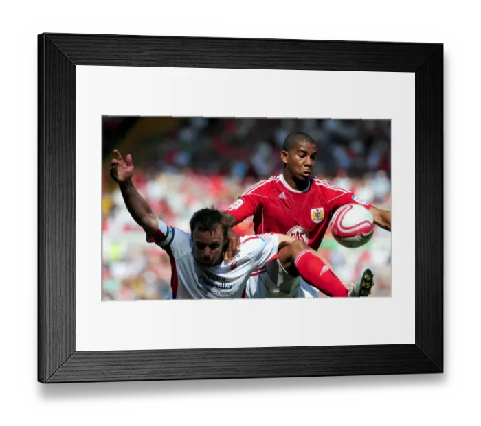 Framed Print : Aerial Clash: Elliott vs. McKenna - Bristol City vs. Nottingham Forest (Championship, 25-04-2011)