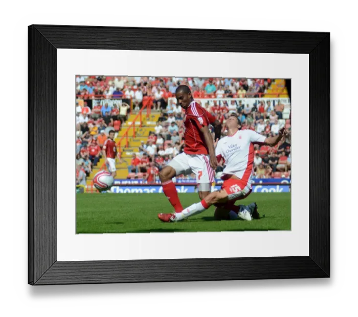 Framed Print : Battling for Supremacy: Marvin Elliott vs. Chris Cohen in the Championship Clash between Bristol City and Nottingham Forest (25 / 04 / 2011)