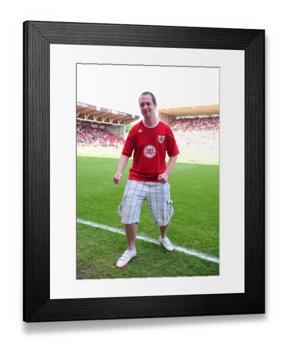 Framed Print : Bristol City vs. Nottingham Forest: A Football Showdown - Season 10-11 Framed Print : Bristol City vs. Nottingham Forest: A Football Showdown - Season 10-11