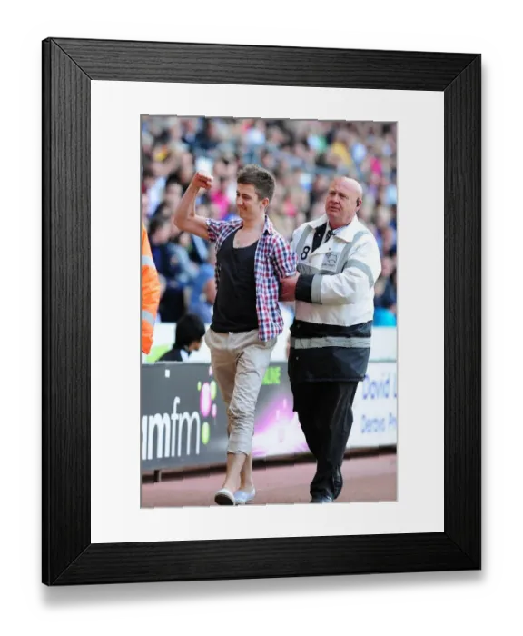 Framed Print : Farewell Robbie Savage: Derby Fans Bid Emotional Goodbye at Pride Park (Derby County vs. Bristol City, Championship, 30 / 04 / 2011) Framed Print : Farewell Robbie Savage: Derby Fans Bid Emotional Goodbye at Pride Park (Derby County vs. Bristol City, Championship, 30 / 04 / 2011)