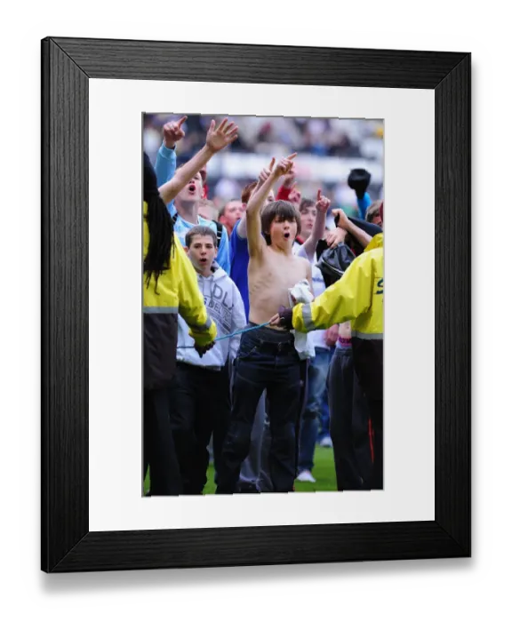 Framed Print : Derby Fans Bid Emotional Farewell to Robbie Savage at Pride Park (2011)