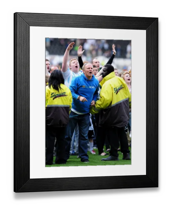 Framed Print : Farewell Robbie Savage: An Emotional Goodbye as Derby Fans Bid Adieu at Pride Park (Derby County vs. Bristol City, Championship, 30 / 04 / 2011)
