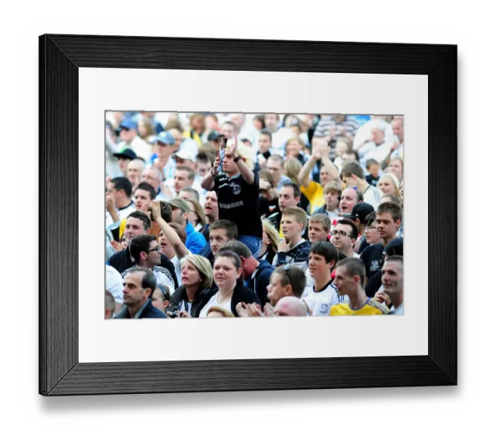 Framed Print : Fans Bid Farewell: Emotional Goodbye to Robbie Savage at Derby County's Pride Park (Championship: Derby County vs. Bristol City, 30 / 04 / 2011)