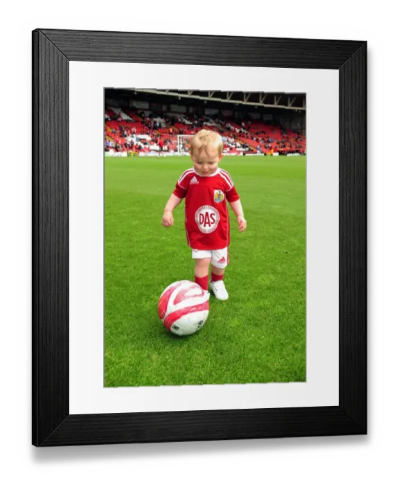 Framed Print : Championship Showdown: Bristol City vs Hull City at Ashton Gate Stadium (07 / 05 / 2011)