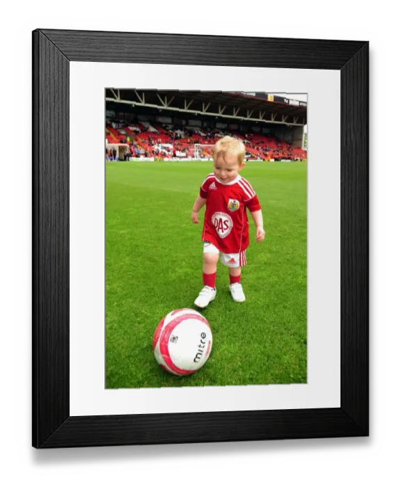 Framed Print : Championship Showdown: Bristol City vs Hull City at Ashton Gate Stadium - May 7, 2011 Framed Print : Championship Showdown: Bristol City vs Hull City at Ashton Gate Stadium - May 7, 2011