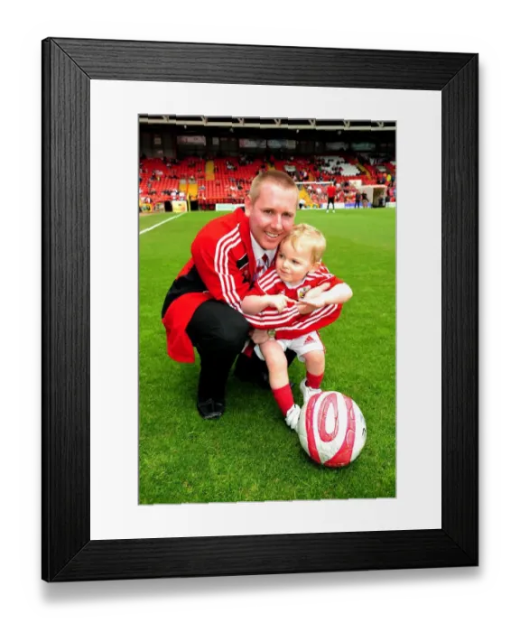 Framed Print : Championship Showdown: Bristol City vs Hull City at Ashton Gate Stadium - May 7, 2011 Framed Print : Championship Showdown: Bristol City vs Hull City at Ashton Gate Stadium - May 7, 2011
