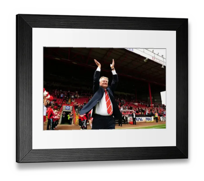 Framed Print : Emotional Farewell: Steve Lansdown's Last Game as Bristol City Chairman (07 / 05 / 2011) - Championship Match vs. Hull City