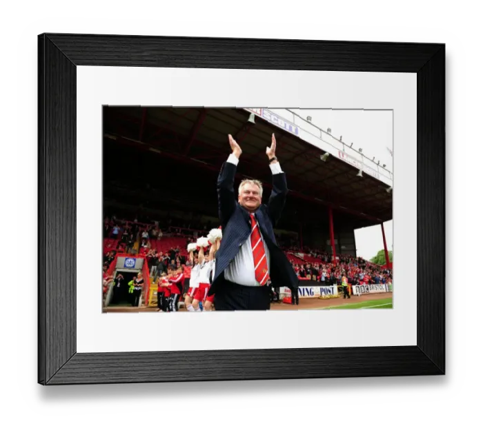 Framed Print : Emotional Steve Lansdown Bids Farewell as Bristol City Chairman (Bristol City vs Hull City, 07 / 05 / 2011)