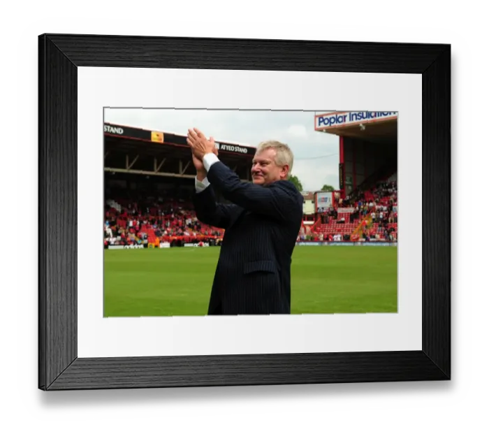 Framed Print : Emotional Farewell: Steve Lansdown's Last Game as Bristol City Chairman (07 / 05 / 2011) - Championship Match vs. Hull City