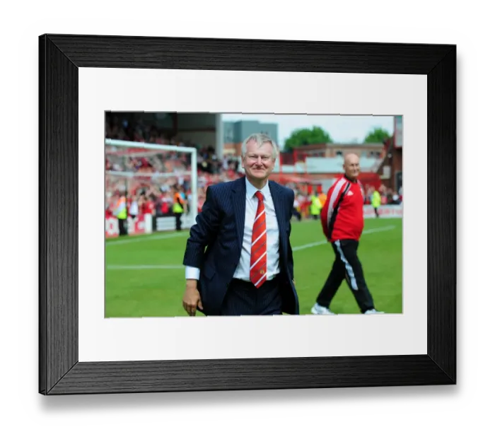 Framed Print : Emotional Steve Lansdown Bids Farewell as Bristol City FC Chairman (Bristol City v Hull City, 07 / 05 / 2011)