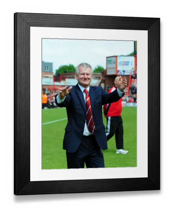 Framed Print : Emotional Steve Lansdown Bids Farewell as Bristol City FC Chairman (May 7, 2011)