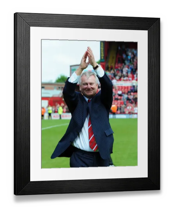 Framed Print : Emotional Steve Lansdown Bids Farewell as Bristol City Chairman (Bristol City v Hull City, 2011)