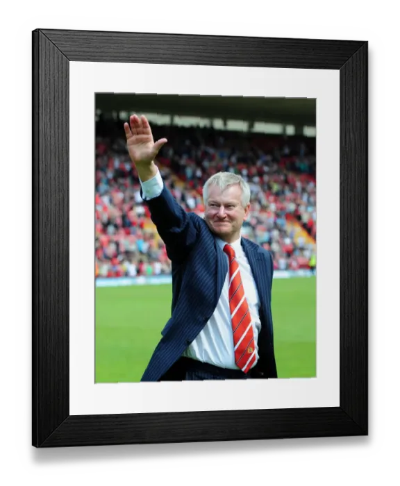 Framed Print : Emotional Steve Lansdown Bids Farewell as Bristol City FC Chairman (07-05-2011)