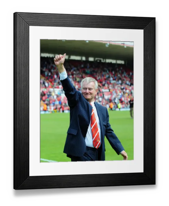Framed Print : Emotional Farewell: Steve Lansdown Bids Adieu as Bristol City FC Chairman (07-05-2011)
