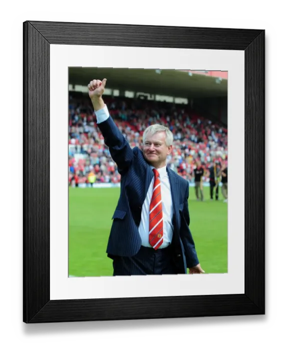 Framed Print : Emotional Steve Lansdown Bids Farewell as Bristol City FC Chairman (07-05-2011)
